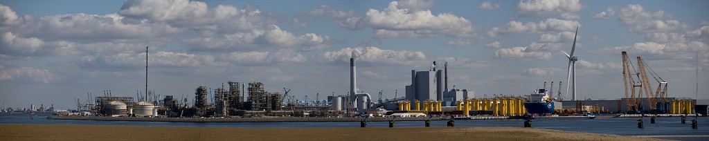 europoort maasvlakte rotterdam botlek haven scheepvaart industrie fabrieken marine transport overslag terminal portlantis ferry centrale